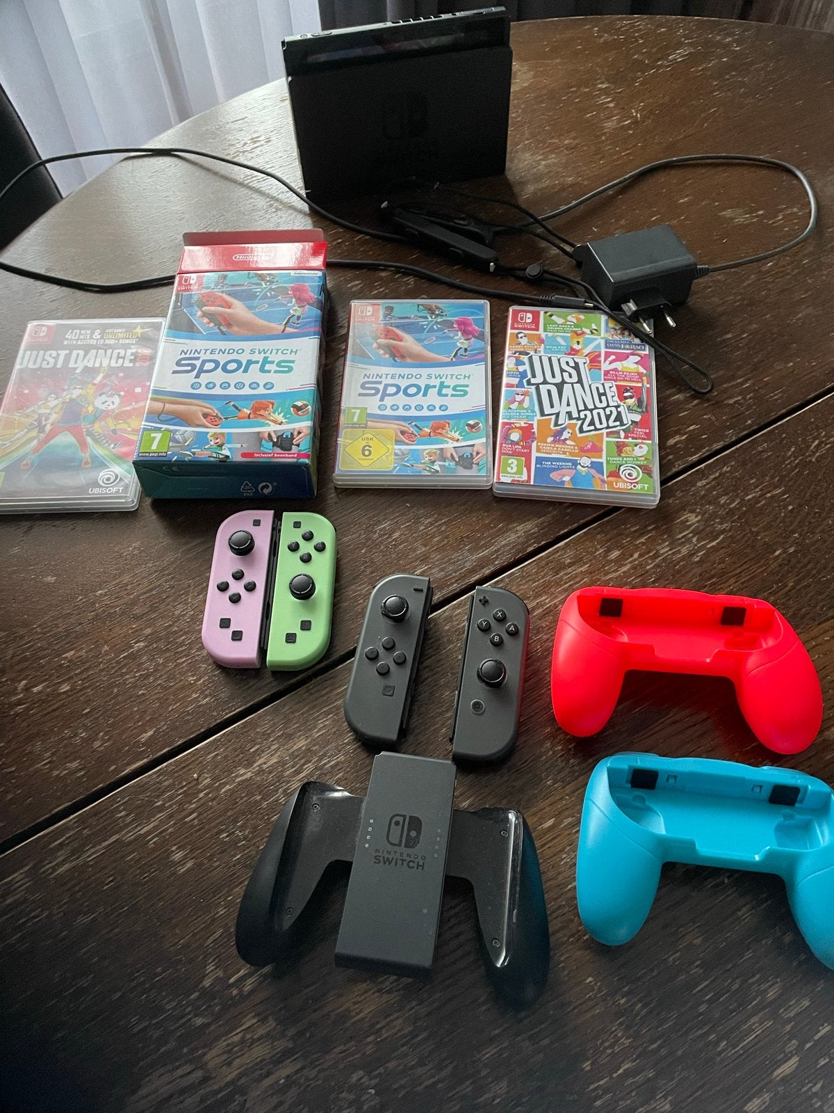 Nintendo Switch Original met 2 controllers en 4 games, Ophalen of Verzenden, Switch Original, Met 3 controllers of meer, Gebruikt