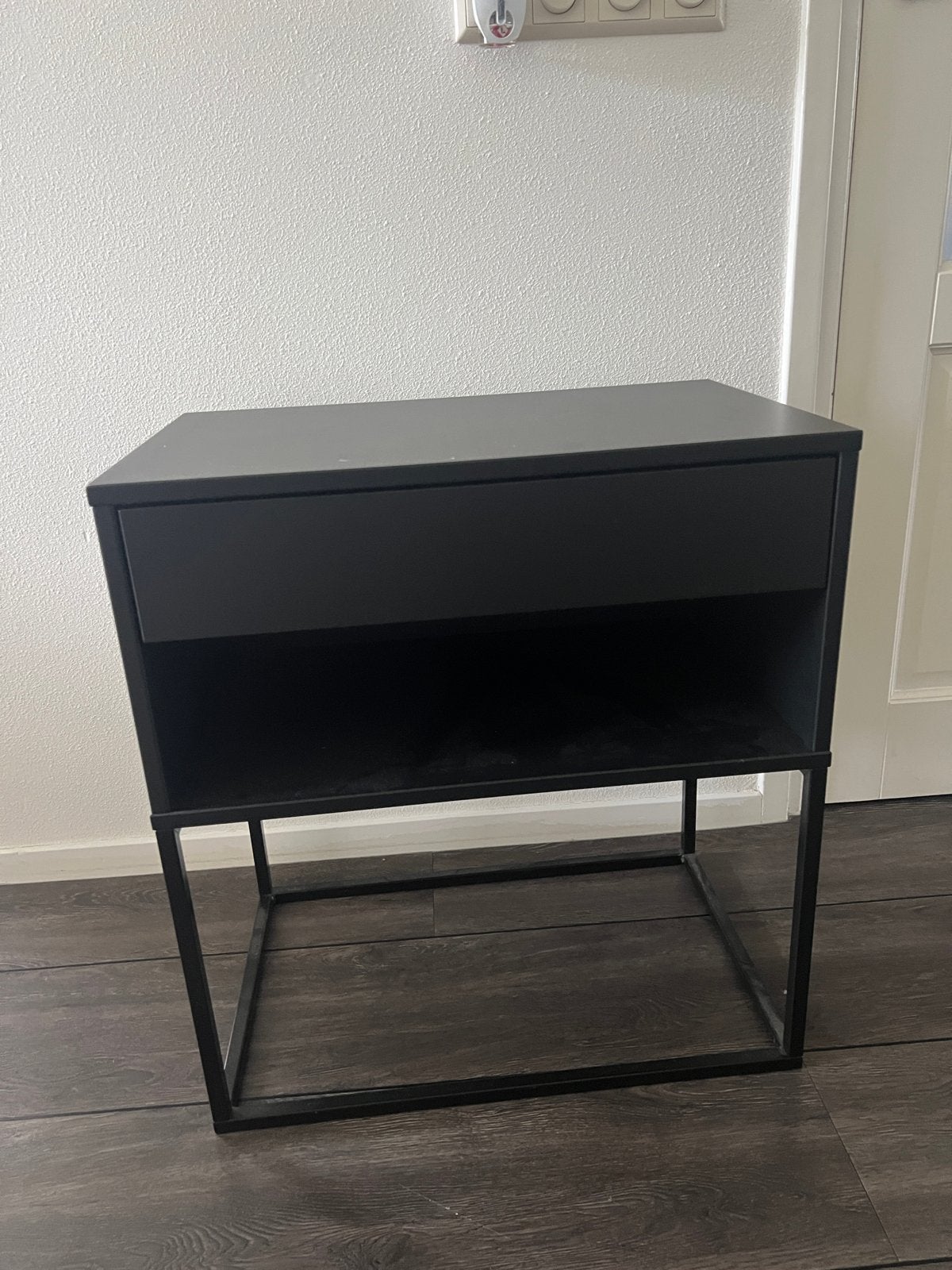 Twee zwarte IKEA nachtkastjes/bijzettafels, Huis en Inrichting, Tafels | Bijzettafels, Overige materialen, 55 tot 75 cm, Zo goed als nieuw