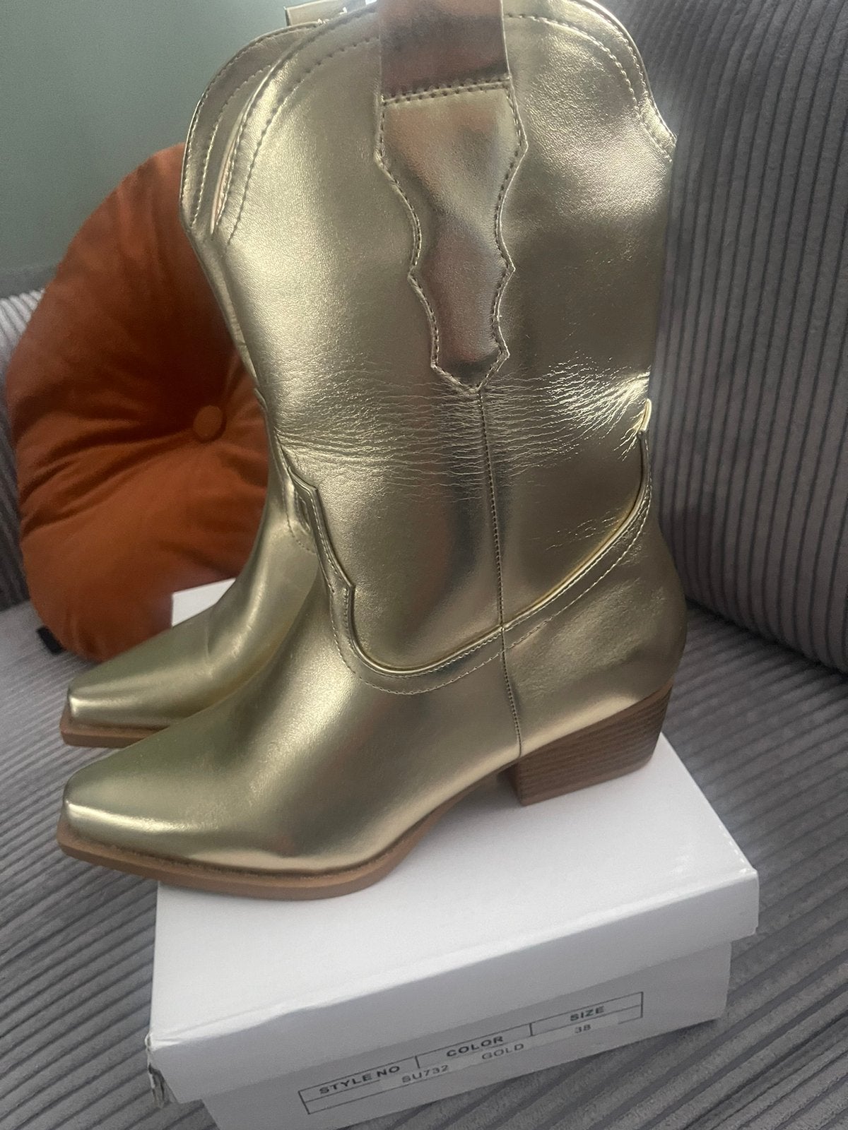 Gouden kleurig eenkellaarsje mt 38 NIEUW, Overige kleuren, Nieuw, Ophalen of Verzenden, Sneakers of Gympen