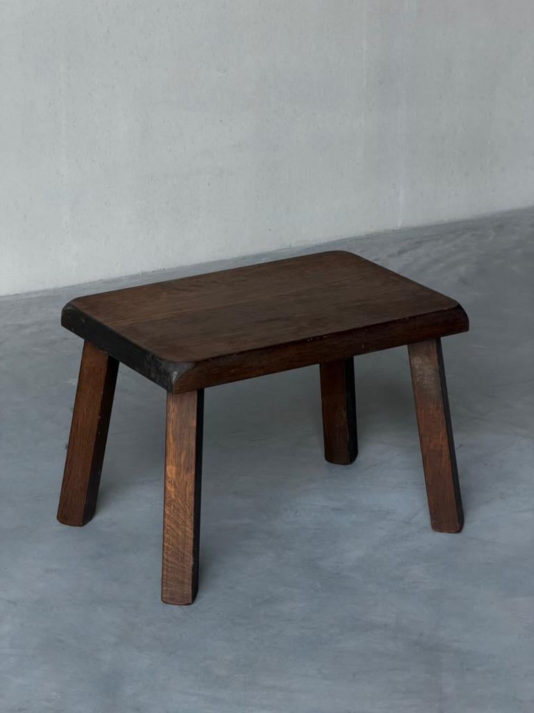 Vintage Brutalistische houten bijzettafel, Ophalen, Zo goed als nieuw, 25 tot 50 cm, Rechthoekig