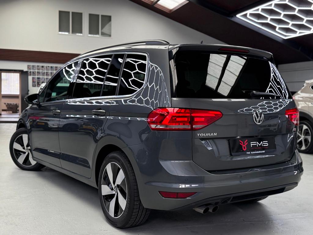 Volkswagen Touran 1.4 TSI Highline 7p CarPlay Trekhaak, Gebruikt, Zwart, 4 cilinders, 7 stoelen