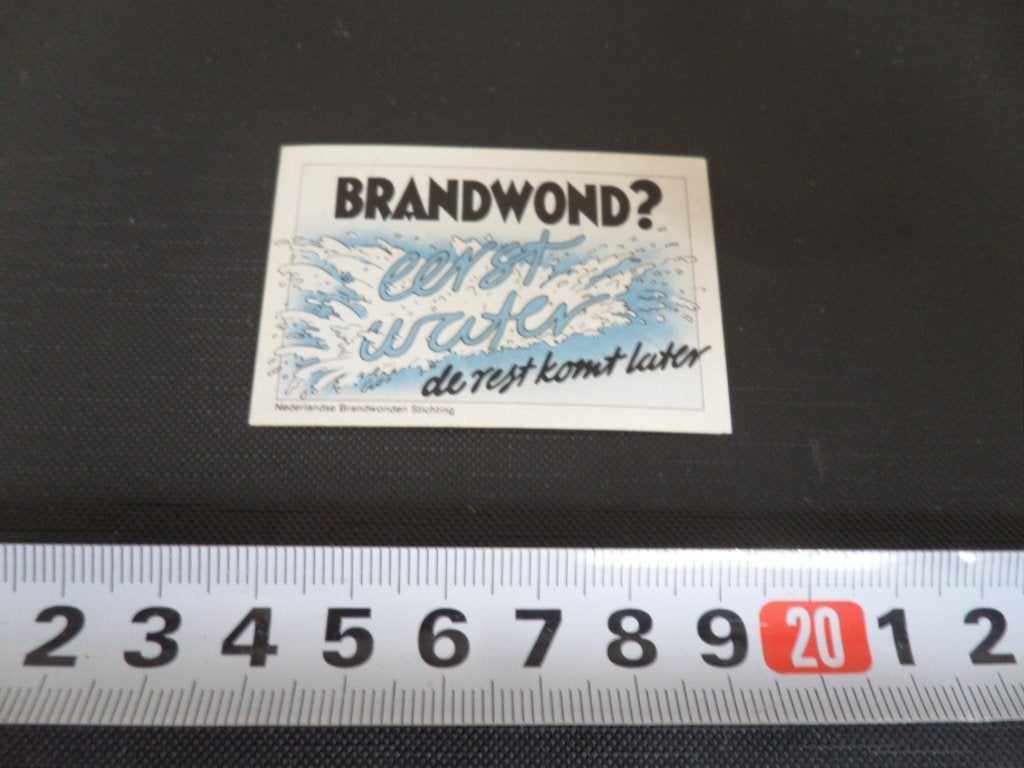 sticker BRANDWOND ?  eerst water de rest komt later, Ophalen, Zo goed als nieuw