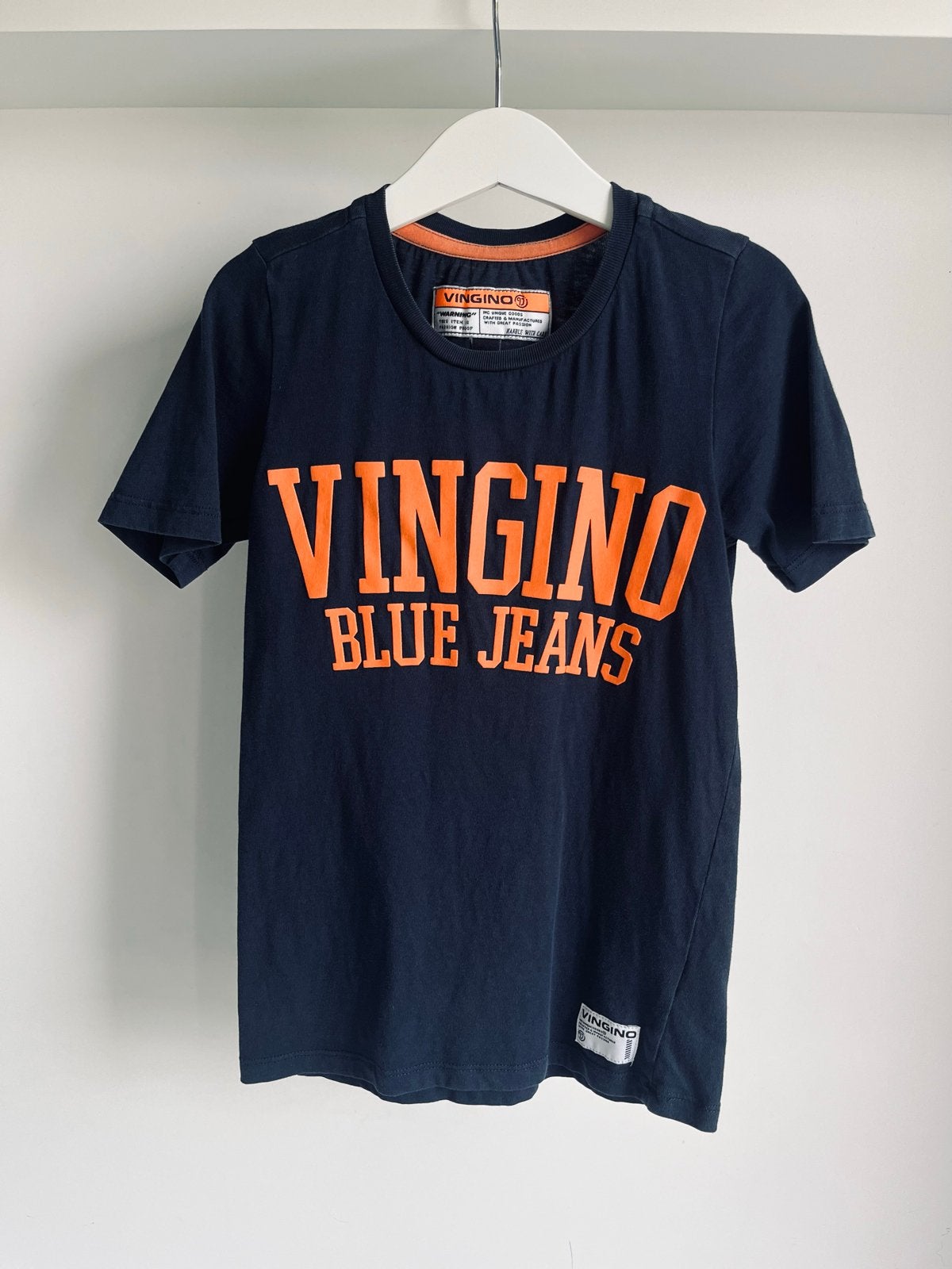 Vingino T-shirt donkerblauw met oranje opdruk maat 116-122, Ophalen of Verzenden, Zo goed als nieuw, Jongen, Shirt of Longsleeve