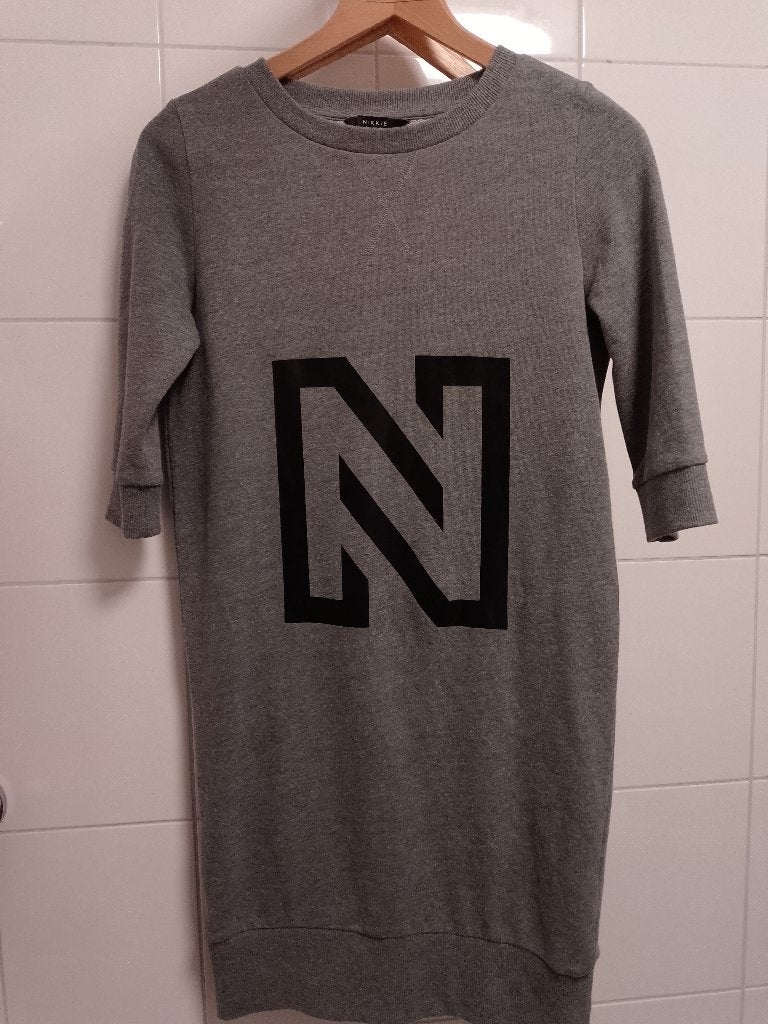 NIKKIE sweatdress jurk grijs met zwarte N-logo maat 32 XXS., Kleding | Dames, Ophalen of Verzenden, Zo goed als nieuw, Nikkie
