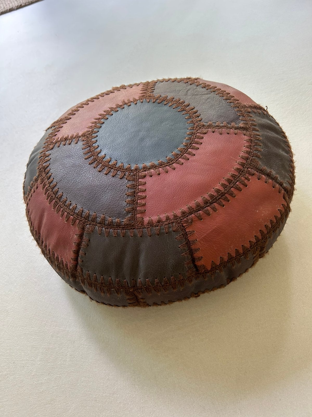 Lederen patchwork poef marrokkaans vintage, Ophalen, Zo goed als nieuw, Rond, Minder dan 50 cm