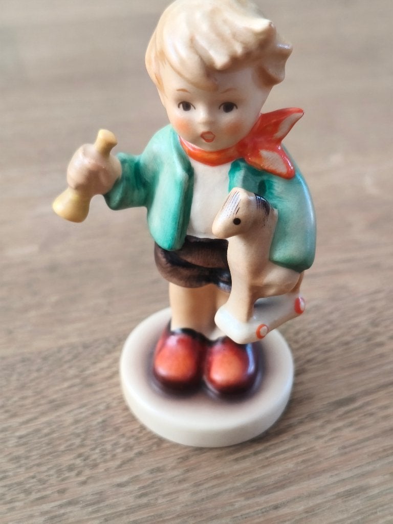Hummel 239/C jongen met houten paard, Ophalen of Verzenden, Zo goed als nieuw, Hummel