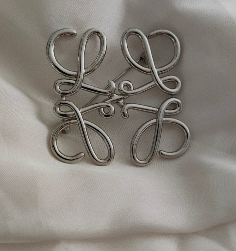 Loewe Anagram Broche Zilverkleurig, Sieraden, Tassen en Uiterlijk, Overige materialen, 4 tot 7 cm, Ophalen of Verzenden, Zo goed als nieuw