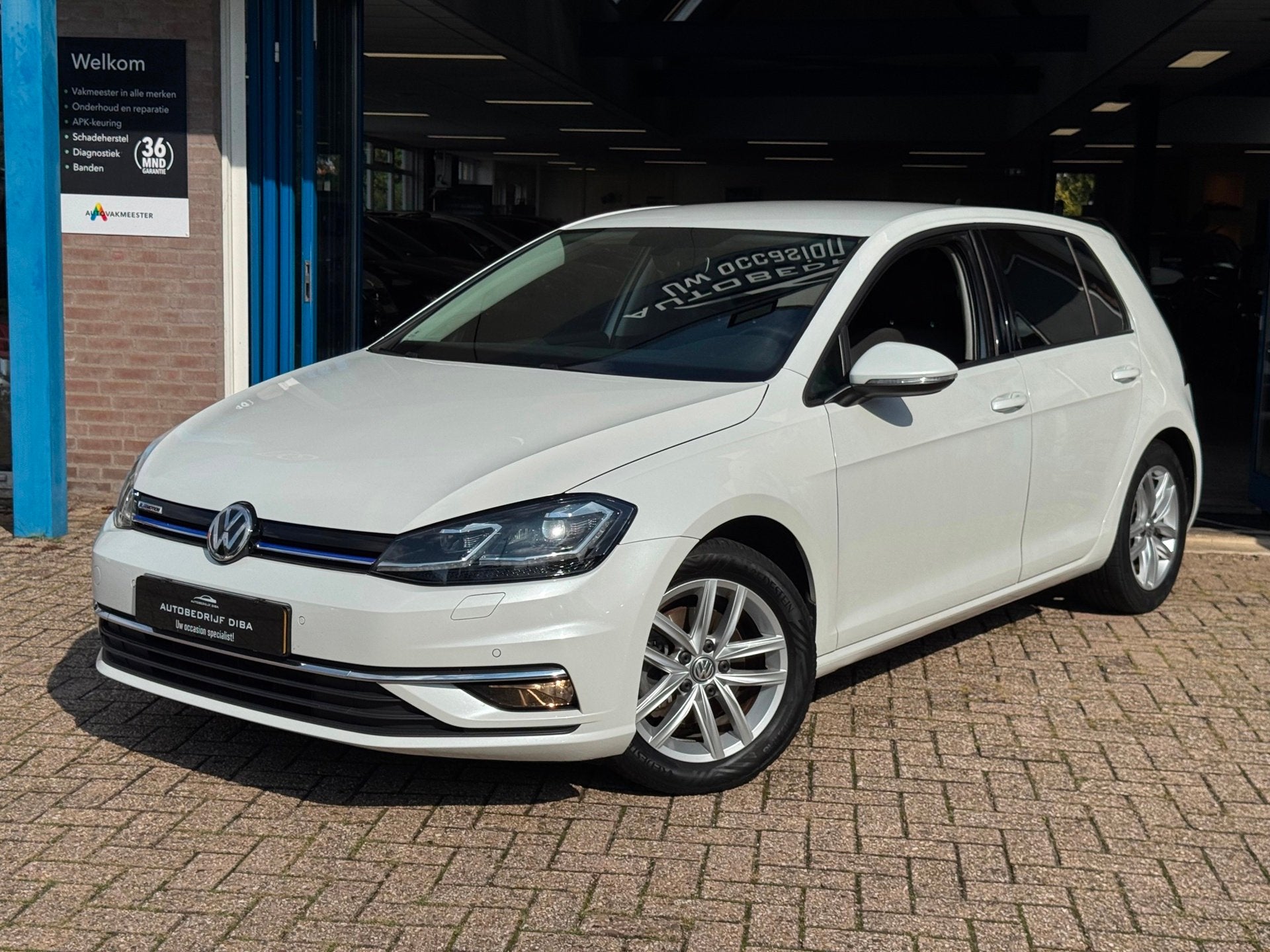 Volkswagen Golf 1.5 TSI Comfortline Business AUT CARPLAY NAP, Auto's, Dealer onderhouden, Stof, 4 cilinders, Wit
