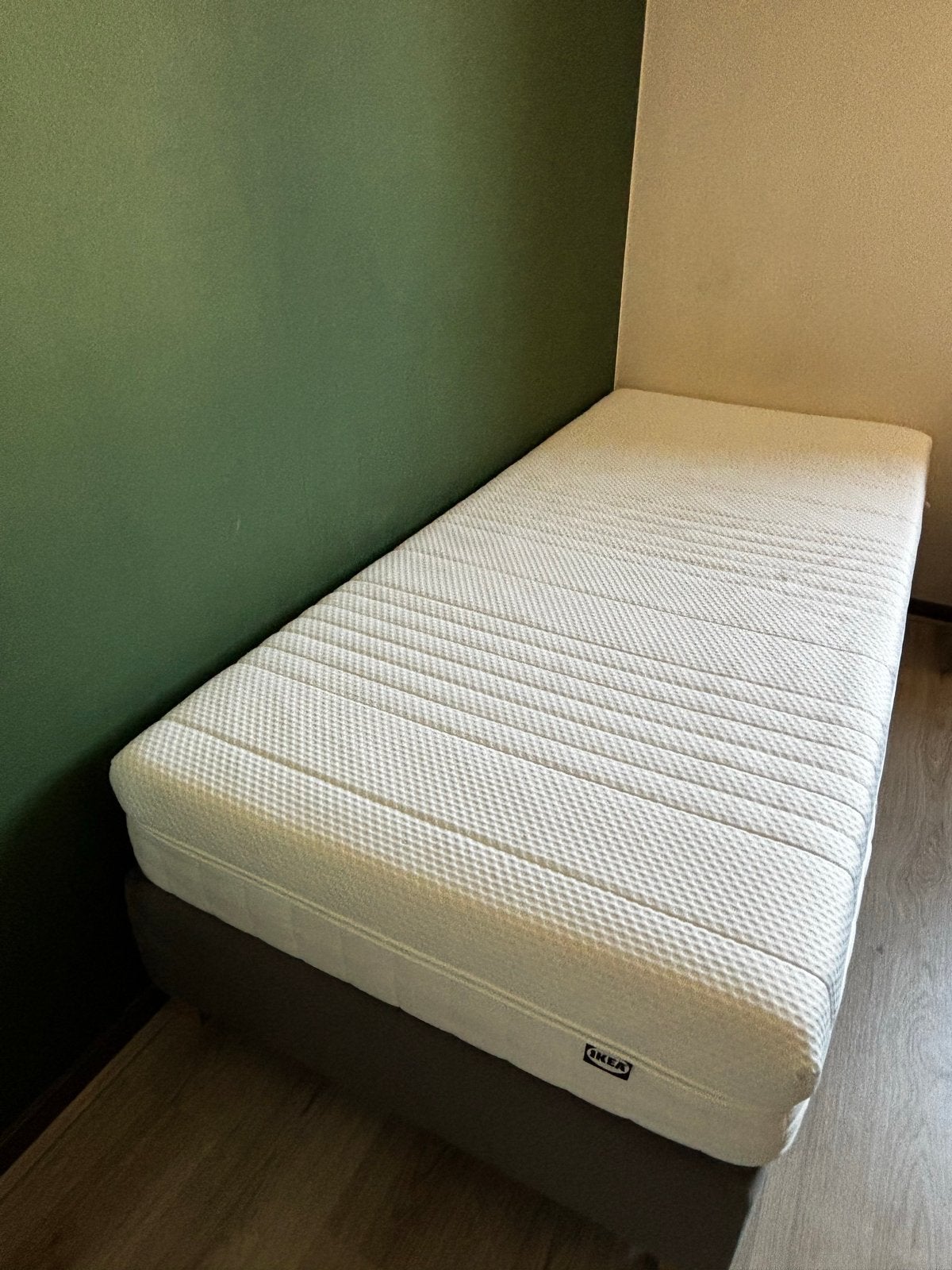 IKEA LYNGÖR divanbed met VÅGSTRANDA matras (90x200 cm), Huis en Inrichting, Slaapkamer | Bedden, Ophalen, 90 cm, Eenpersoons, Wit