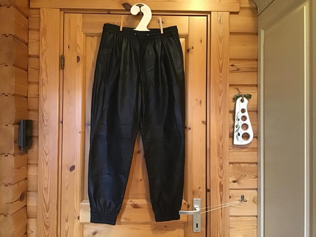 Broek lang zwart lederlook elastiek M zara, Maat 38/40 (M), Zwart, Ophalen of Verzenden, Zo goed als nieuw