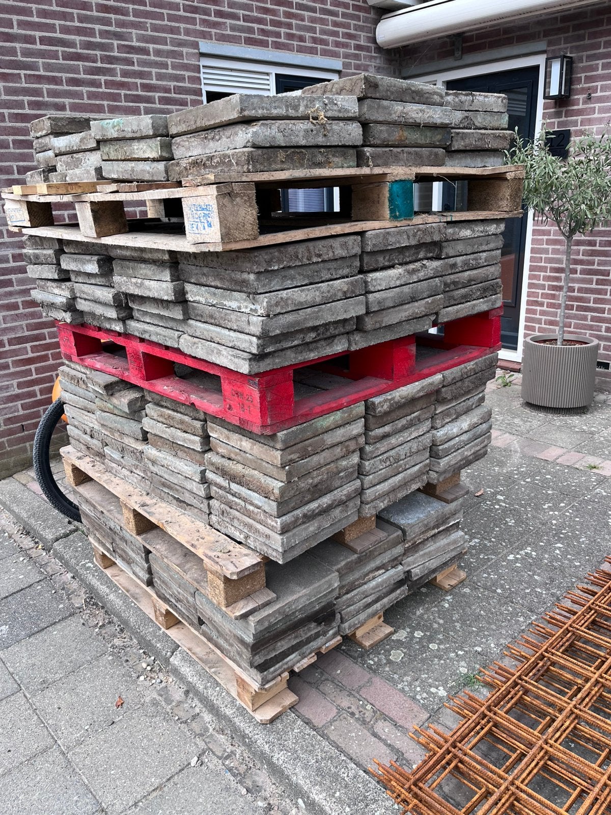 Gratis afhalen. Ongeveer 230 30x30 tegels, Ophalen, Gebruikt, Beton, Terrastegels