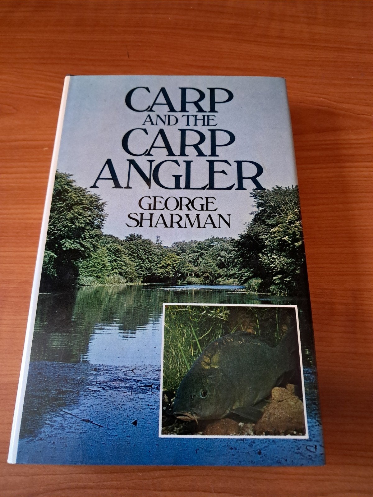 Carp and the Carp Angler - George Sharman (Hengelsport), Watersport en Boten, Hengelsport | Karpervissen, Ophalen of Verzenden
