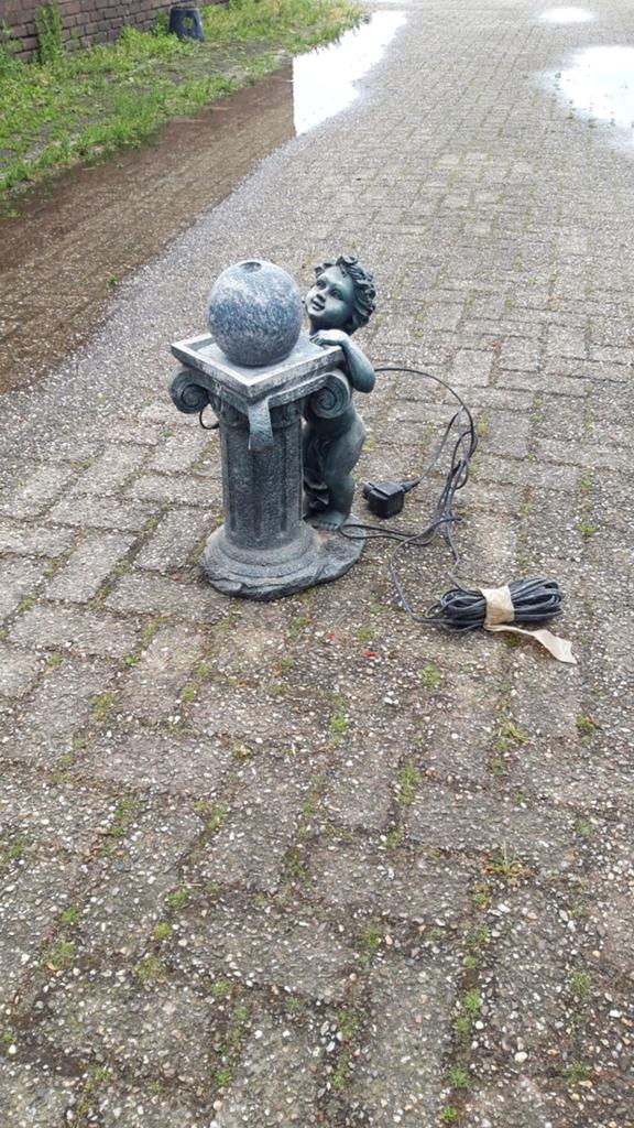 Tuinbeeld met fontein - Cherubijn met waterbol, Ophalen of Verzenden, Nieuw, Beton, Fontein