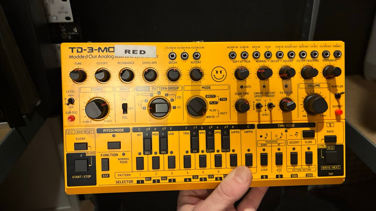 3x gele Behringer TD-3-MO Modded Analoge Bass Line Synthesiz, Muziek en Instrumenten, Overige aantallen, Zo goed als nieuw, Met midi-aansluiting