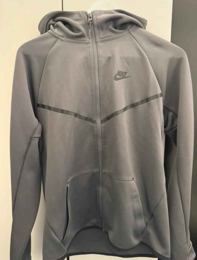 Olijfkleurige Nike Sportswear Tech Fleece Windrunner, Ophalen of Verzenden, Nieuw, Maat 56/58 (XL), Grijs