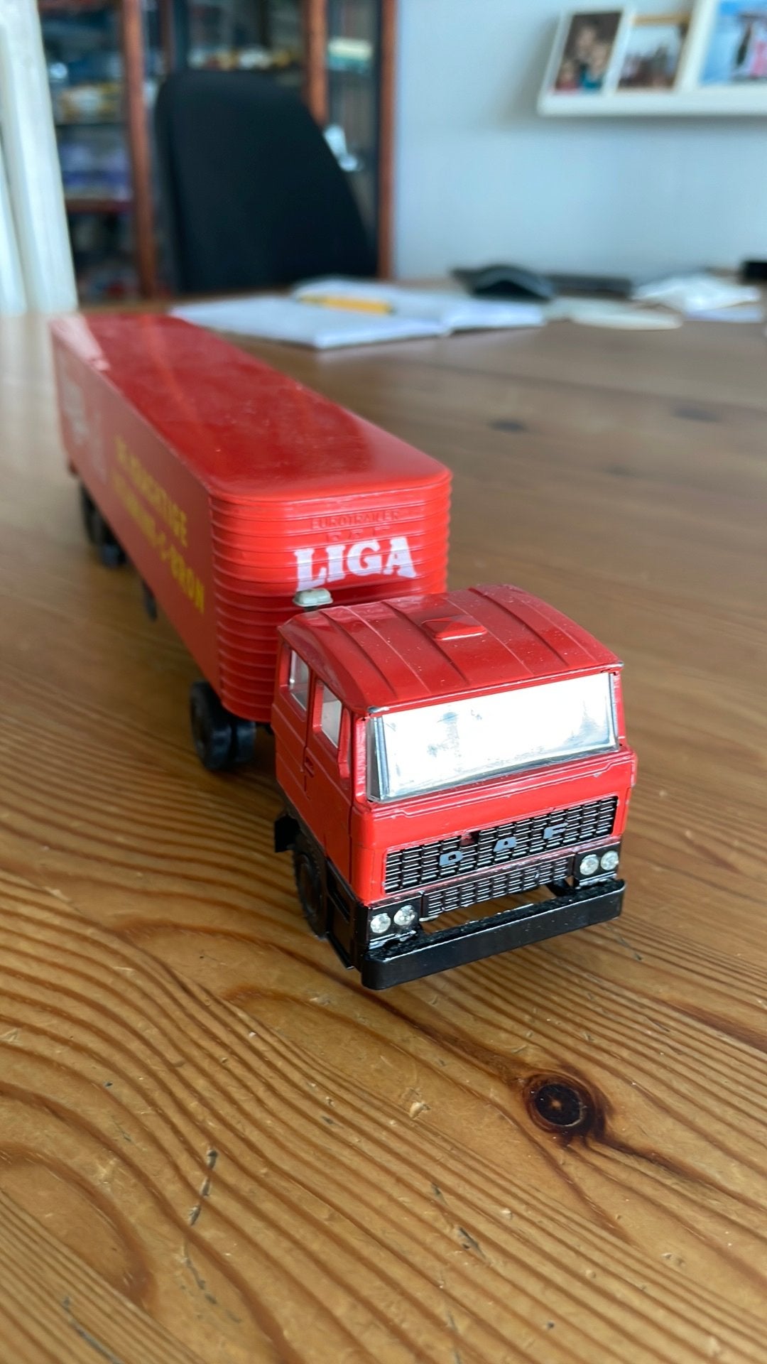 Daf 2800 truck met oplegger “Liga”, Hobby en Vrije tijd, Modelauto's | 1:50, Ophalen of Verzenden, Zo goed als nieuw, Bus of Vrachtwagen