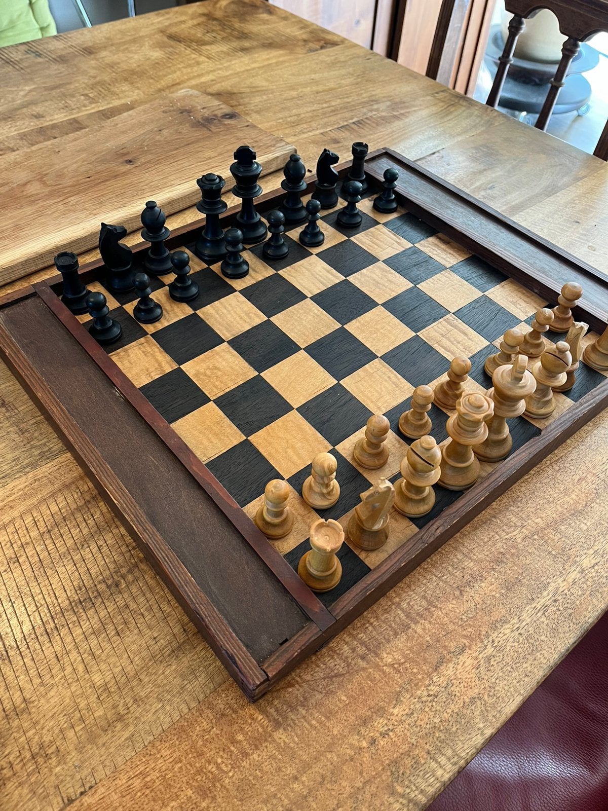 Antiek damspel schaakspel in een met Staunton Schaakstukken, Antiek en Kunst, Ophalen of Verzenden