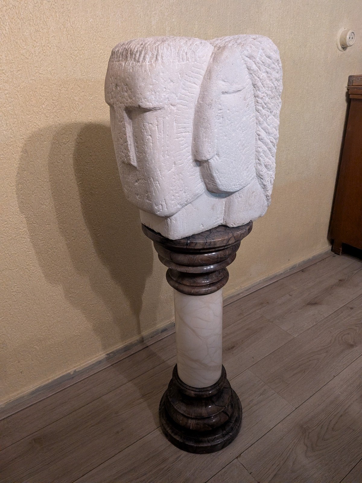 Abstracte sculptuur van steen op marmeren sokkel, Beeld, Abstract, Europa, Handgemaakt