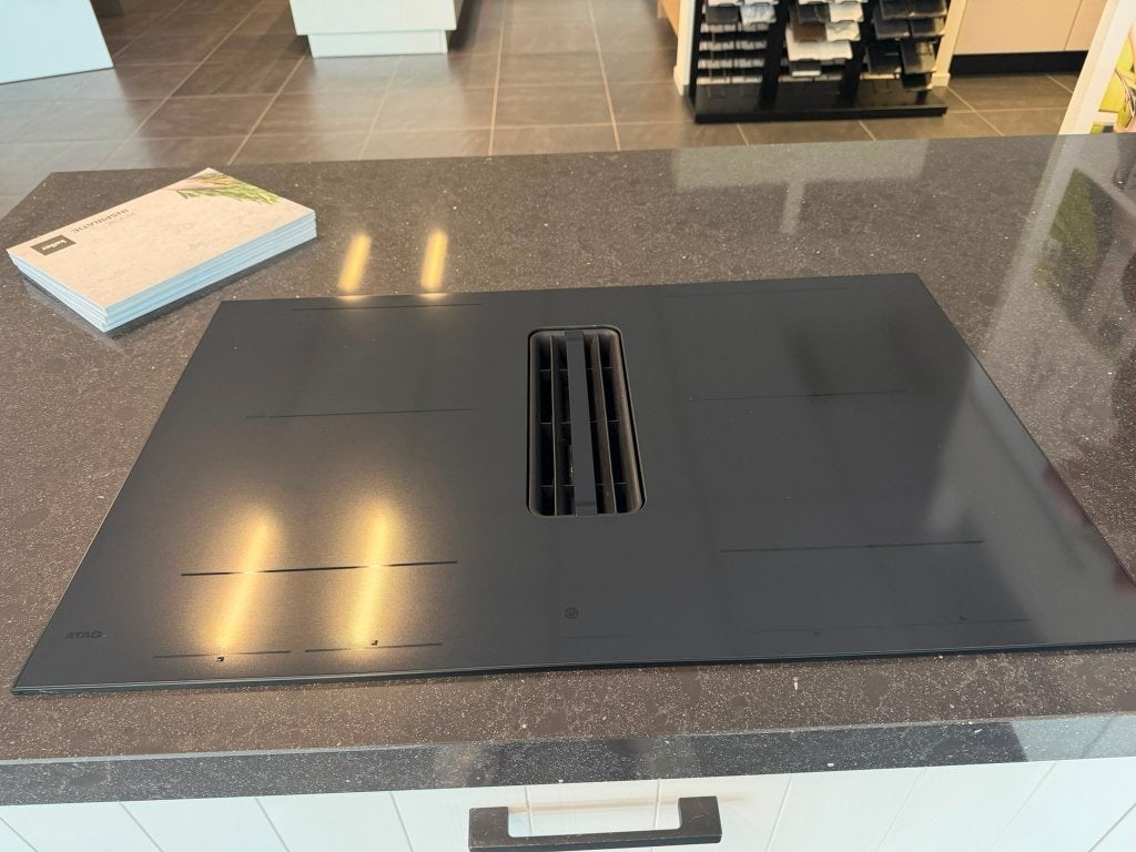 Foto 4 van showroomkeuken landelijk keller gelakt met composiet blad