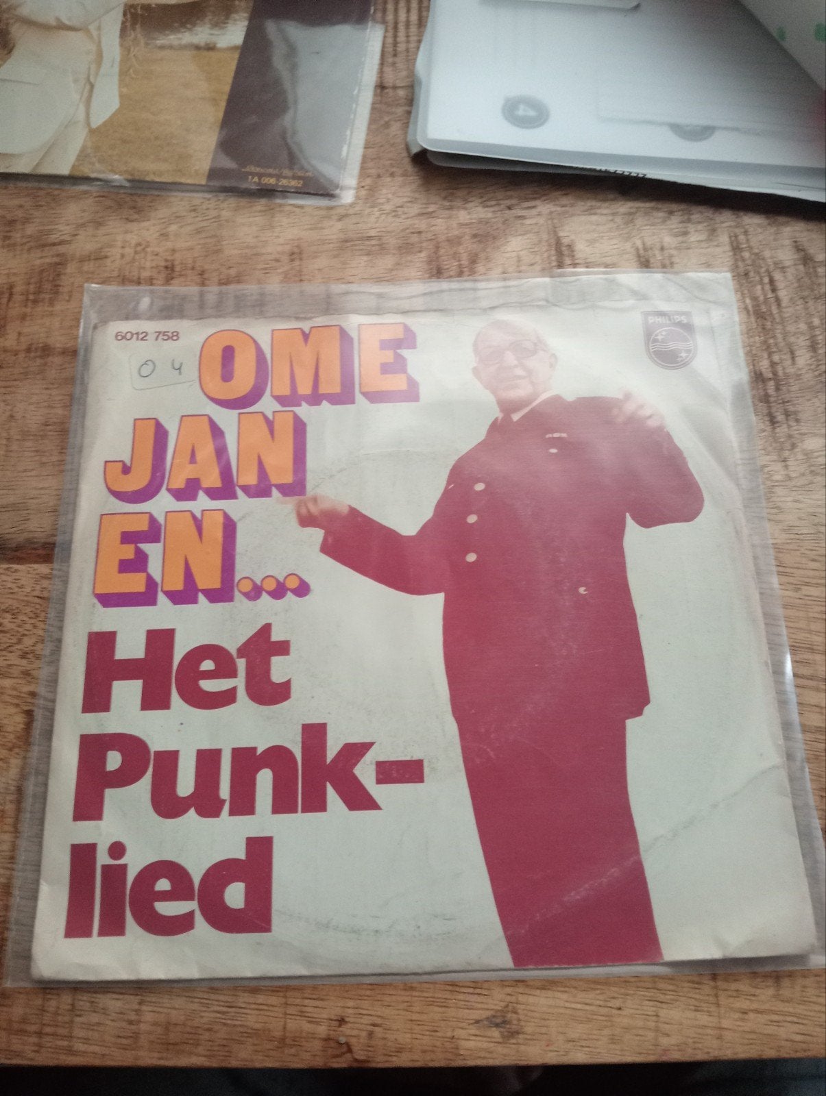 Ome Jan en het punklied, Ophalen of Verzenden, Zo goed als nieuw, Overige formaten, Levenslied of Smartlap