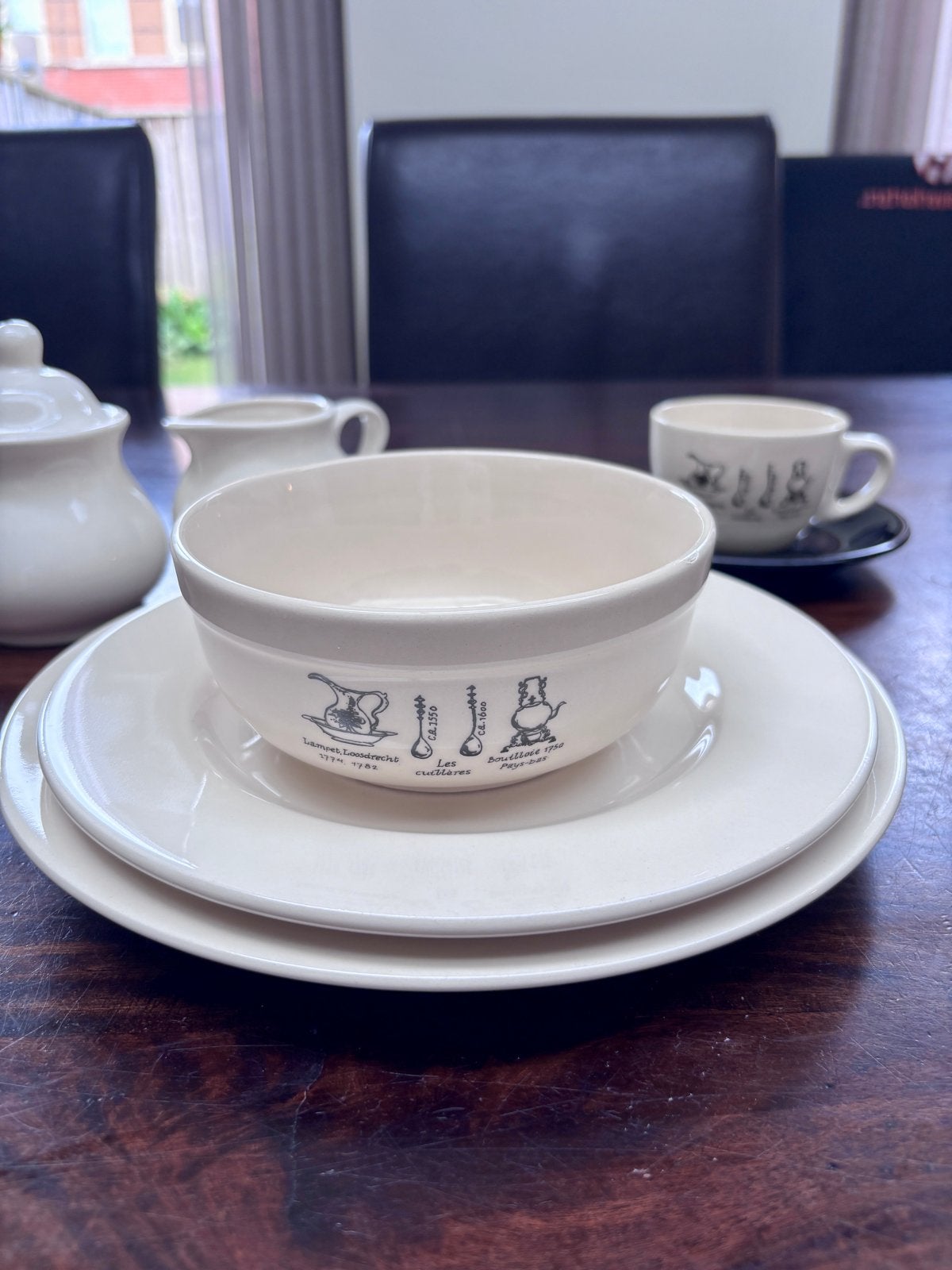 Uitgebreid aardewerk servies: wit en zwart, Huis en Inrichting, Ophalen, Gebruikt, Aardewerk, Compleet servies