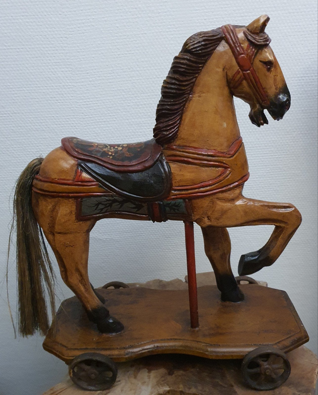 Beeld paard sculptuur houtsnijwerk zeer decoratief hout, Ophalen of Verzenden, Handgemaakt, 20 - 50 cm, Beeld