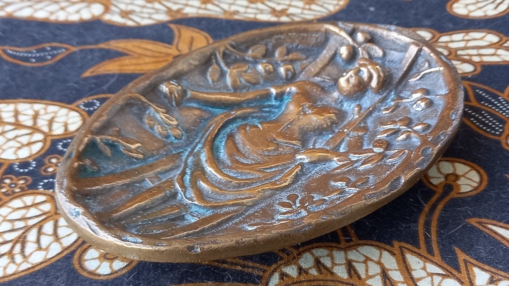 Mooi oud Engels erotisch schaaltje met een vrouw 15,3 cm., Antiek en Kunst, Antiek | Koper en Brons, Ophalen of Verzenden, Koper