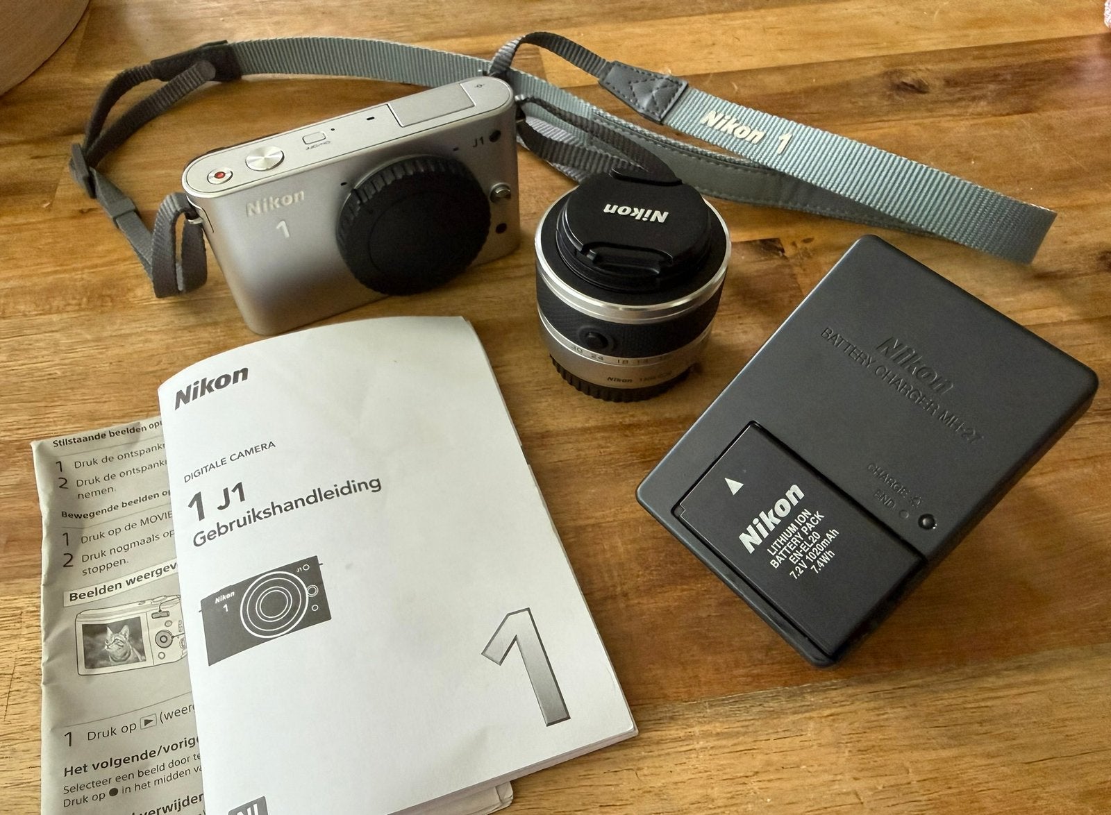Nikon 1 J1 body met Nikkor 10-30 lens - ZGAN!, Ophalen of Verzenden, Zo goed als nieuw, Nikon