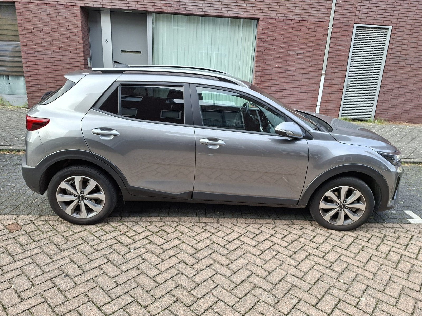 Kia Stonic Hybrid DynamicPlusLine – zakelijk leasecontract, Auto's, Voorwielaandrijving, Euro 5, Zwart, Leder en Stof