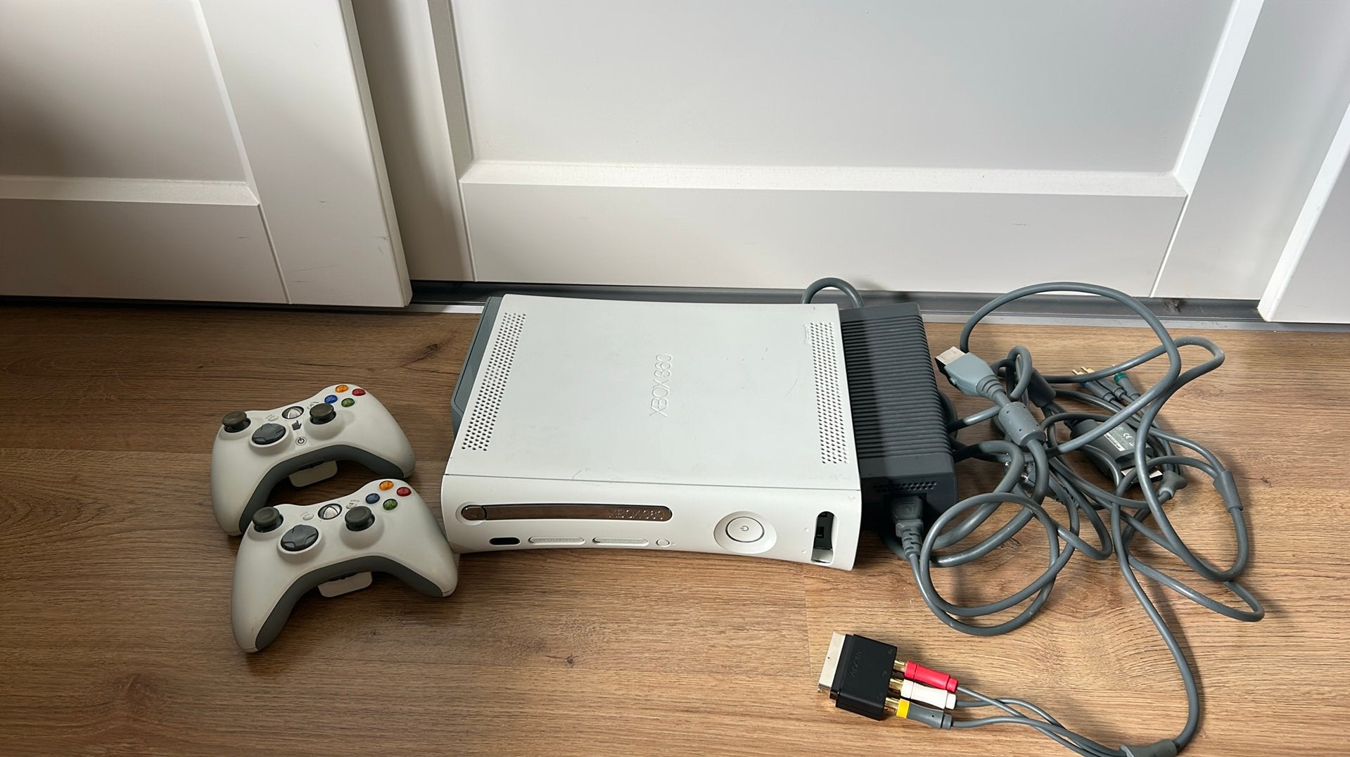 Xbox 360, Spelcomputers en Games, Spelcomputers | Xbox 360, Ophalen of Verzenden, Zo goed als nieuw, 250 GB, Met 2 controllers