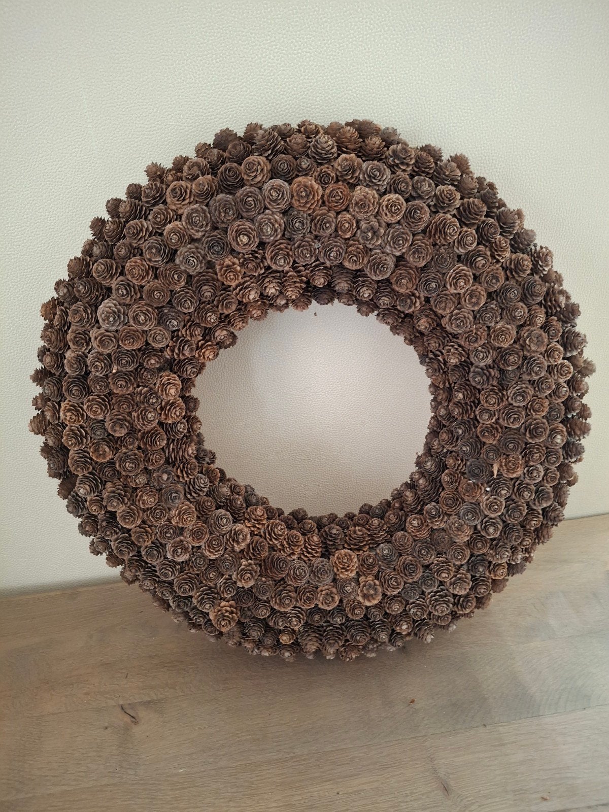 Krans van dennenappels - doorsnede 55 cm, Krans, Ophalen of Verzenden, Zo goed als nieuw, 55 cm