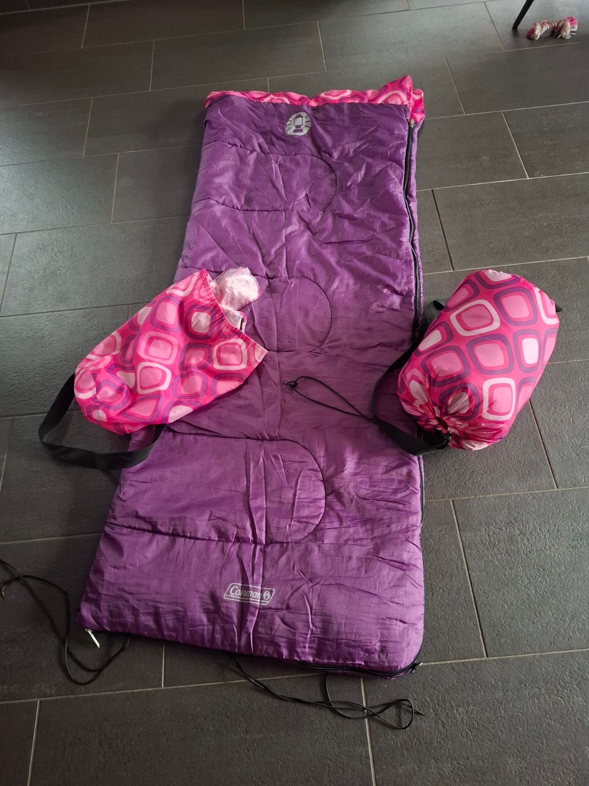 2 Colemans slaapzakken paars/roze met patroon, Caravans en Kamperen, Ophalen, Gebruikt