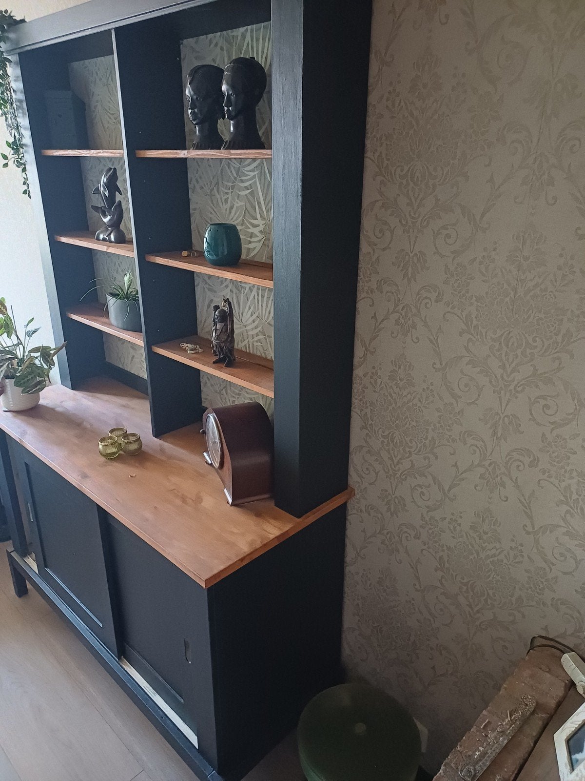 Zwart dressoir met open vakkenkast en houten accenten, Ophalen, 100 tot 150 cm, Modern, Industrieel, 200 cm of meer