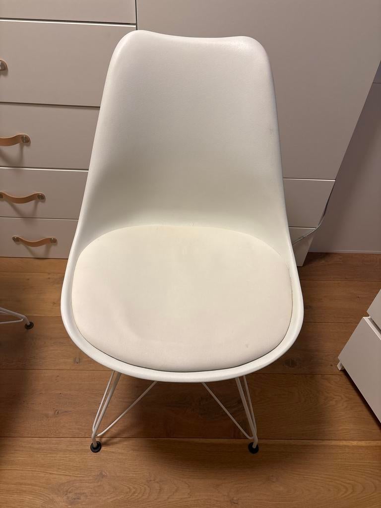 Witte stoel met comfortabel zitkussen, Ophalen, Kunststof, Gebruikt, Wit