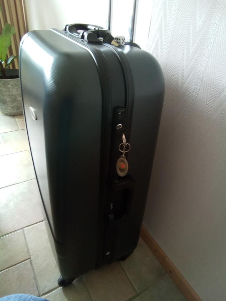 liv Koffer 70x28x48, Sieraden, Tassen en Uiterlijk, Koffers, Hard kunststof, 45 tot 55 cm, Zo goed als nieuw, Wieltjes