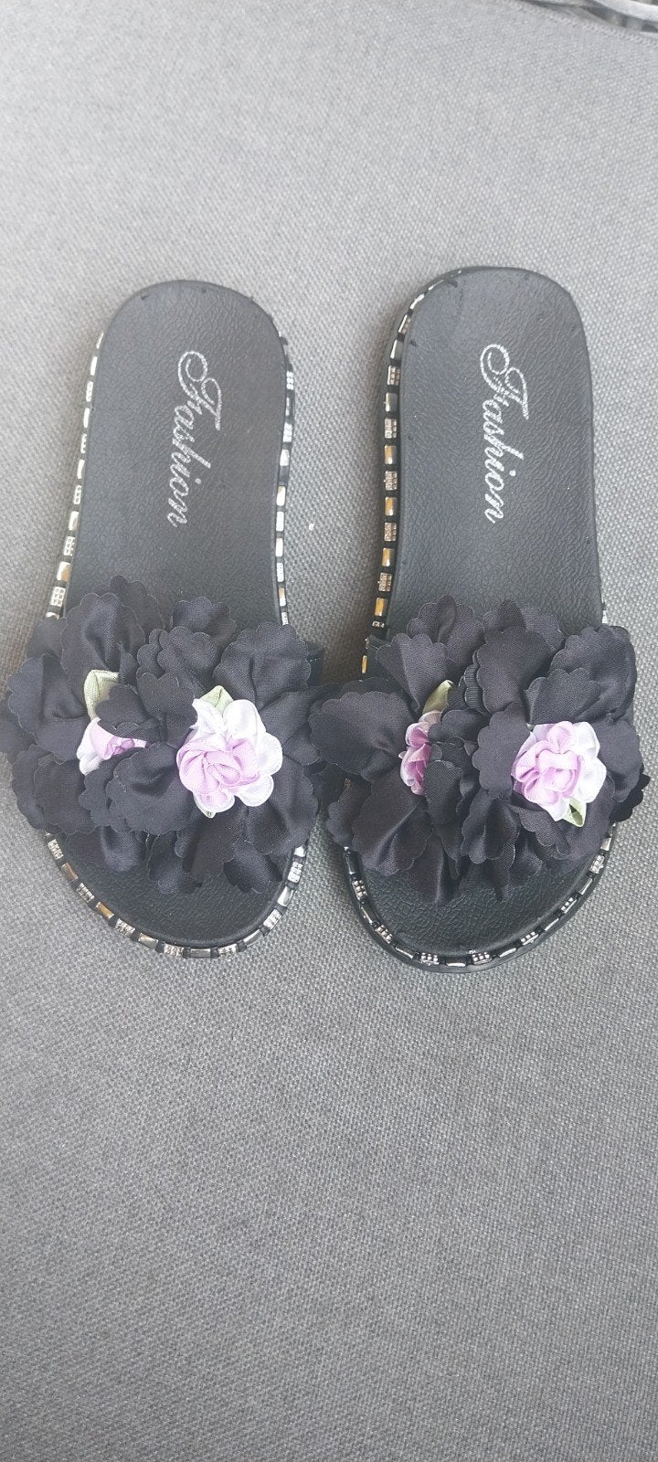 Zwarte slippers met bloemen, maat 34 (valt klein), Ophalen of Verzenden