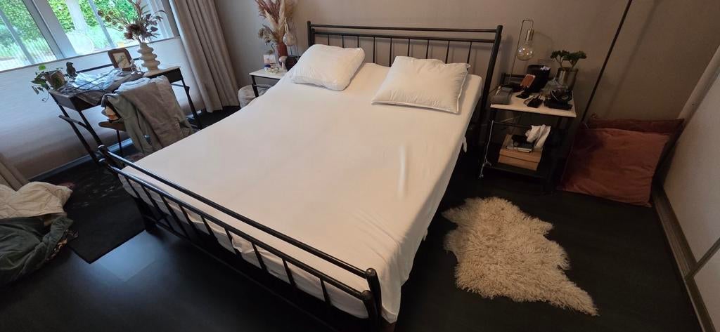 Smeedijzeren Bed + side table + 2 bijzettafeltjes, Ophalen, Gebruikt, Tweepersoons