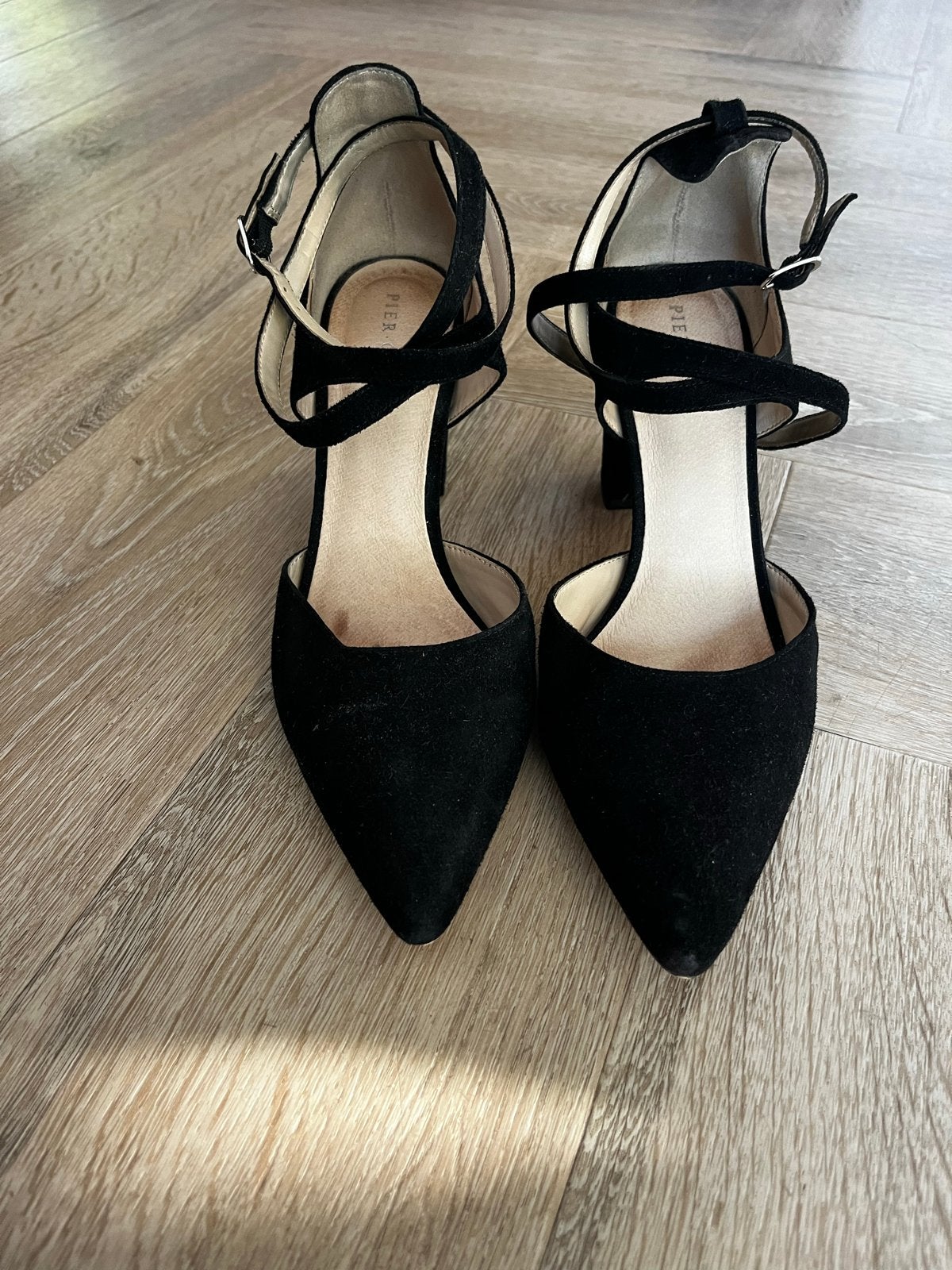 Zwarte suède pumps met enkelbandje - Pier One, Ophalen of Verzenden, Gedragen, Zwart, Pumps