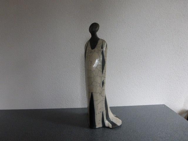 UNICA!! keramiek beeld Vrouw jurk met sleep raku gestookt, Ophalen of Verzenden, 20 - 50 cm, Steen of Keramiek, Beeld