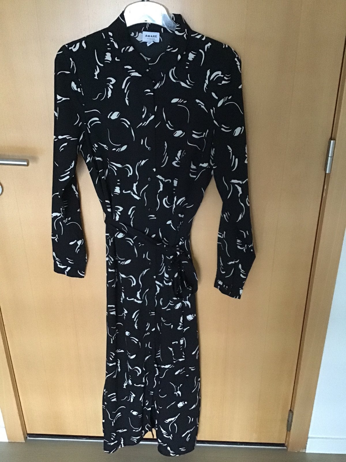 Lange jurk zwart/wit, Aware by Vero Moda, maat M, Kleding | Dames, Ophalen, Zo goed als nieuw, Zwart, Onder de knie