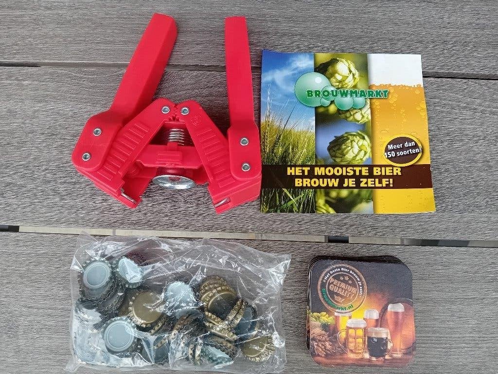 bierbrouw attributen, o.a. kroonkurk apparaat, bottle capper, Hobby en Vrije tijd, Overige Hobby en Vrije tijd, Ophalen, Zo goed als nieuw