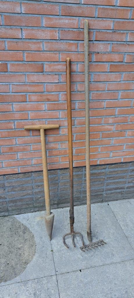 Tuingereedschap: aardappelpoter, hark en vork, Ophalen