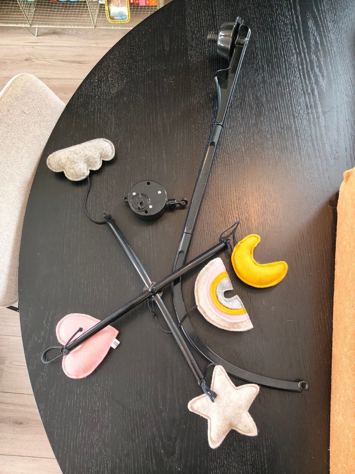 Zwart muziek mobiel voor box/babybedje met vilten figuren, Ophalen, Zo goed als nieuw