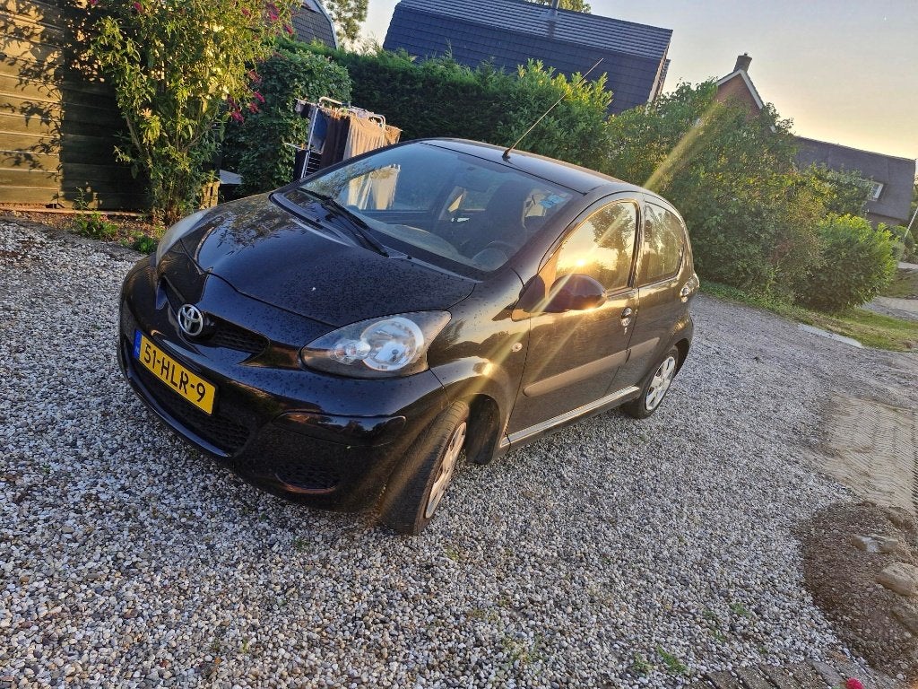 Toyota Aygo 1.0 12V Vvt-i 5DRS 2009 Zwart, Auto's, Voorwielaandrijving, Stof, 4 stoelen, Origineel Nederlands