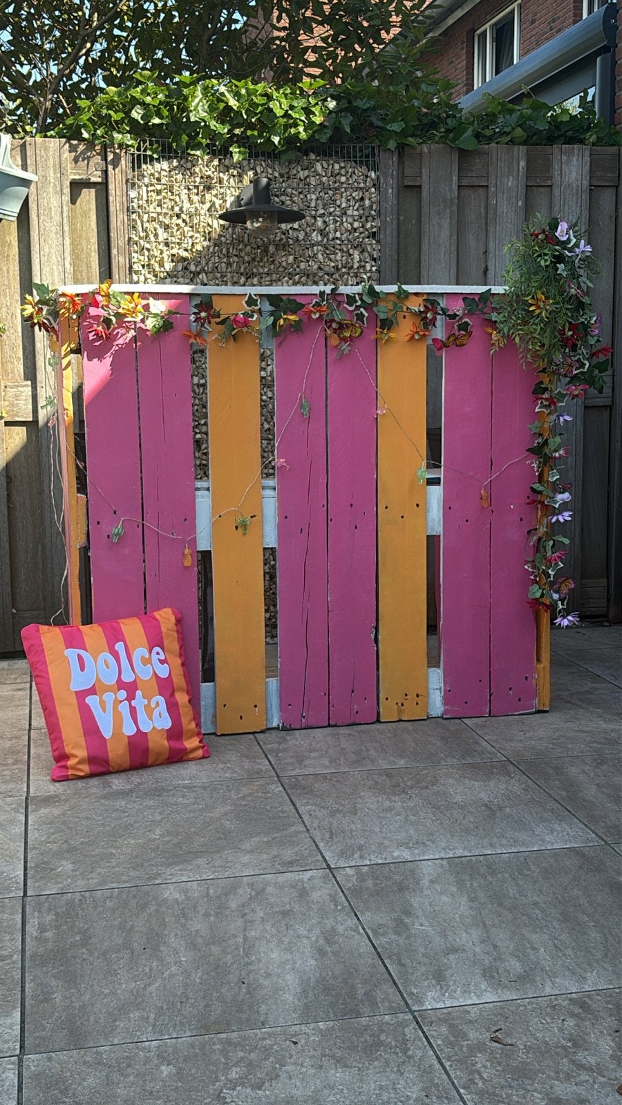 Gezellige zelfgemaakte tropical buitenbar van pallets, Ophalen, Gebruikt