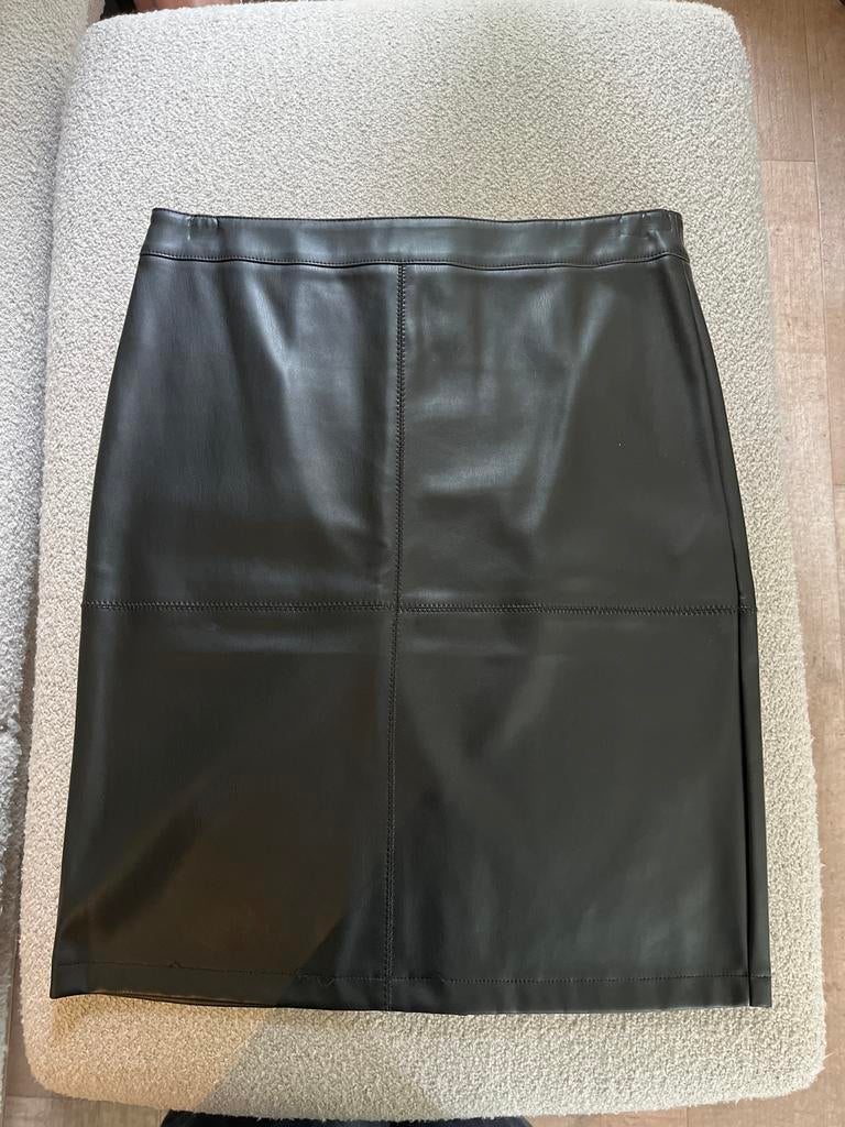 Mooie zwarte leatherlook rok met splitje achter, Soyaconcept, Maat 38/40 (M), Zwart, Nieuw, Ophalen of Verzenden
