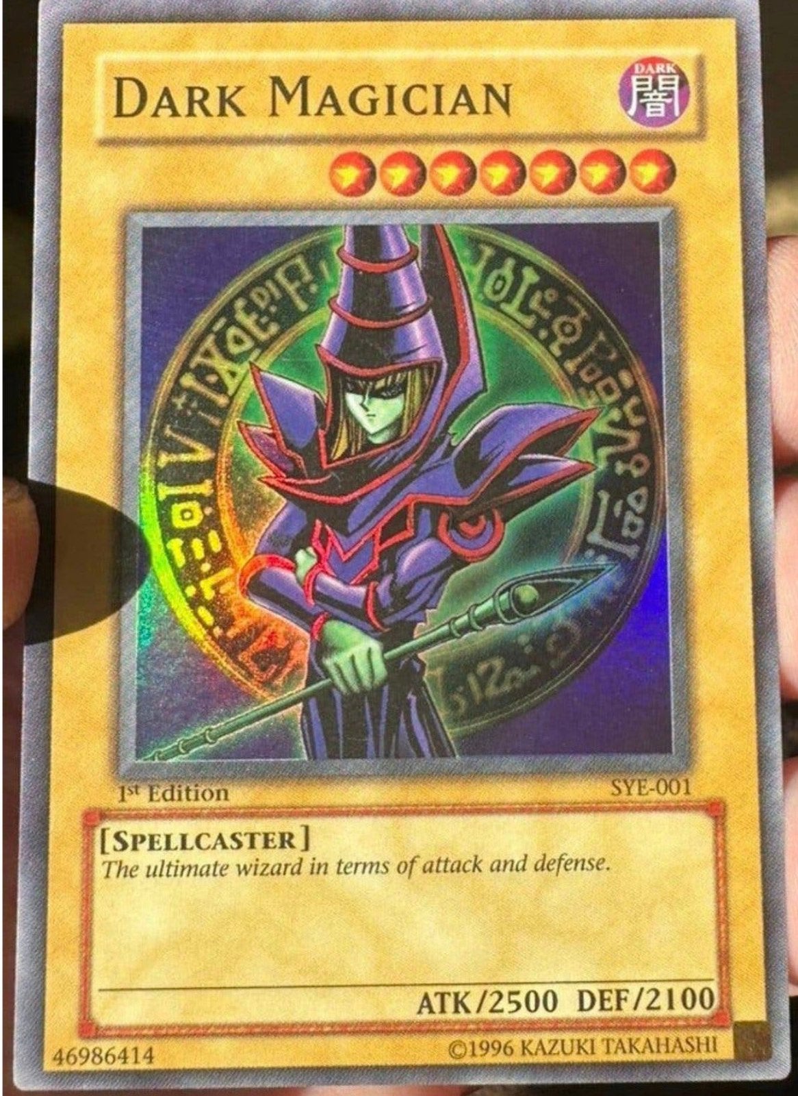 Yu-Gi-Oh! Dark Magician SYE 1st Edition Old US Print !, Hobby en Vrije tijd, Ophalen of Verzenden, Gebruikt, Losse kaart, Foil