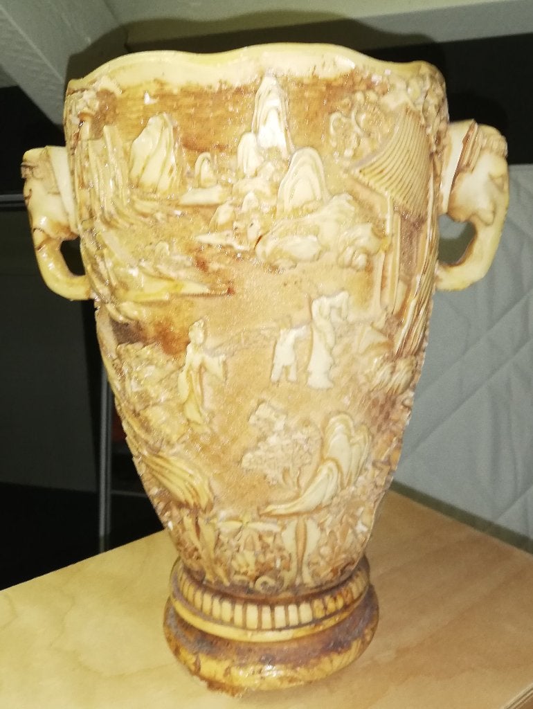 resin ivorine vaas met olifanten opdruk .hoog 40cm 22 cm bre, Ophalen of Verzenden, Gebruikt, Geel, Kunststof