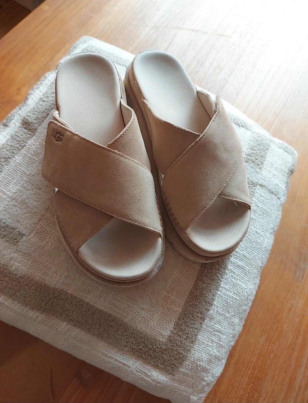 UGG slippers maat 42, Ophalen of Verzenden, Zo goed als nieuw, Beige