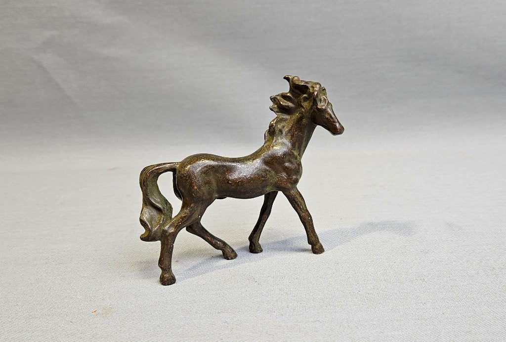 Aziatisch bronzen miniatuur paard met gietersmerk, Antiek en Kunst, Kunst | Beelden en Houtsnijwerken, Beeld, Brons, Overige onderwerpen